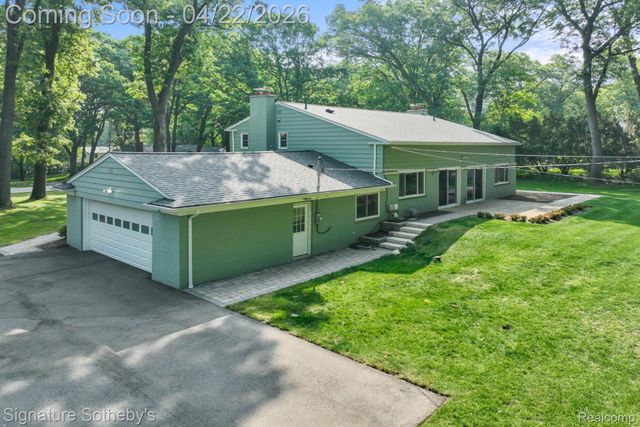 2593 S Christian Hills Drive, Rochester Hills, MI 48309