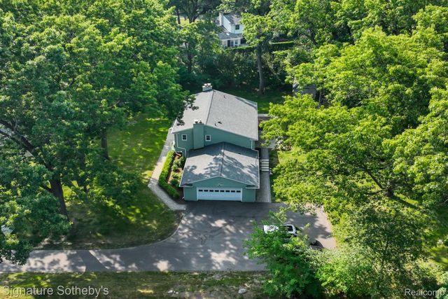 2593 S Christian Hills Drive, Rochester Hills, MI 48309