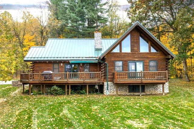 8885 Locust Street SW, Sherrodsville, OH 44675