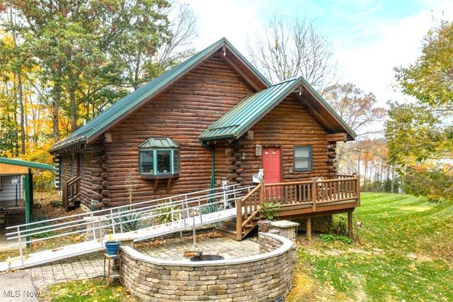 8885 Locust Street SW, Sherrodsville, OH 44675