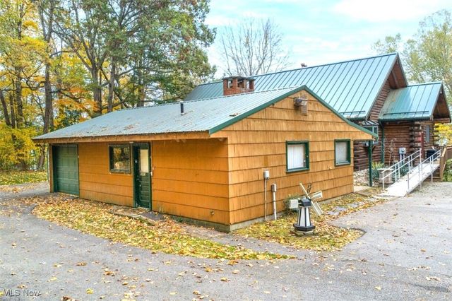 8885 Locust Street SW, Sherrodsville, OH 44675