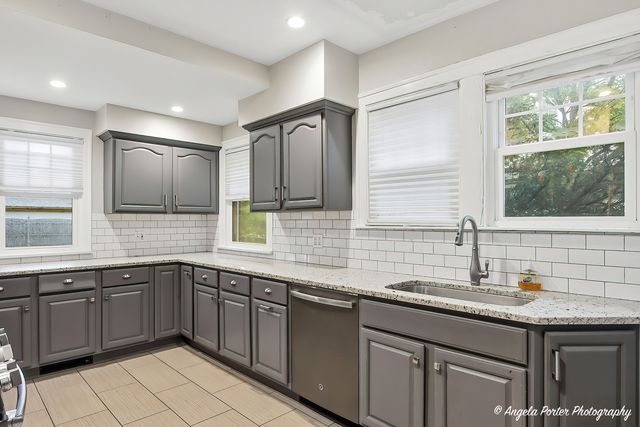 462 Glendenning Place, Waukegan, IL 60085