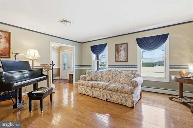 297 CLIVEDEN DR, Newtown, PA 18940