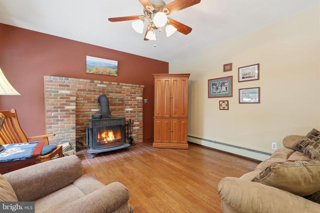 297 CLIVEDEN DR, Newtown, PA 18940