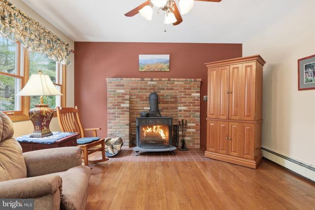 297 CLIVEDEN DR, Newtown, PA 18940