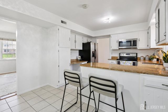 12 MACKENZIE Lane, Plainsboro, NJ 08540