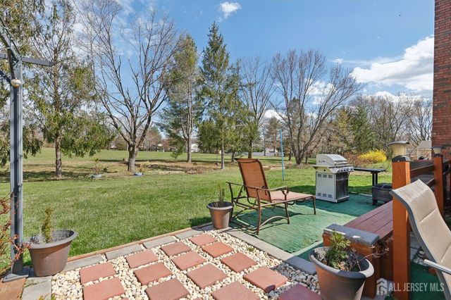 12 MACKENZIE Lane, Plainsboro, NJ 08540