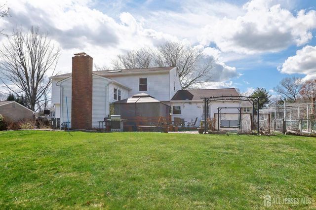 12 MACKENZIE Lane, Plainsboro, NJ 08540