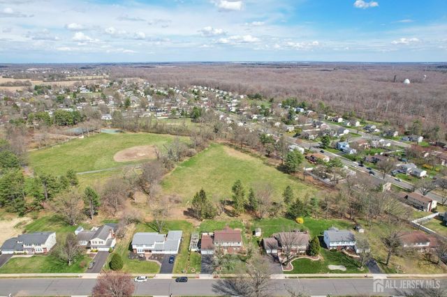 12 MACKENZIE Lane, Plainsboro, NJ 08540