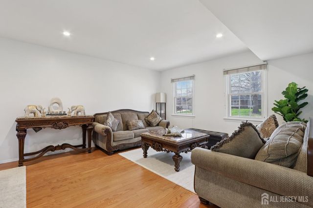 12 MACKENZIE Lane, Plainsboro, NJ 08540