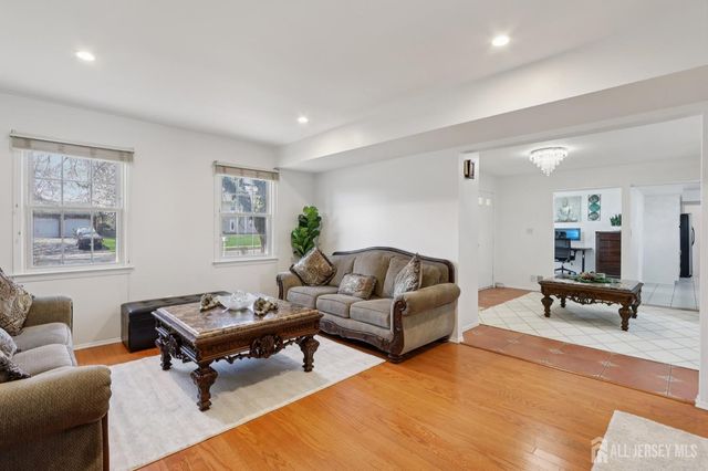 12 MACKENZIE Lane, Plainsboro, NJ 08540