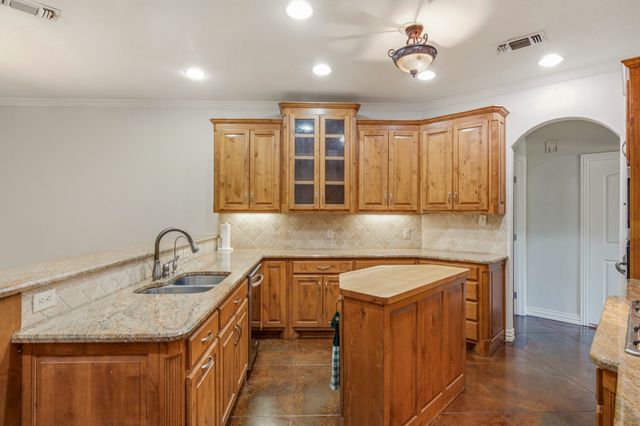 910 Mallard Pointe Drive, Granbury, TX 76049