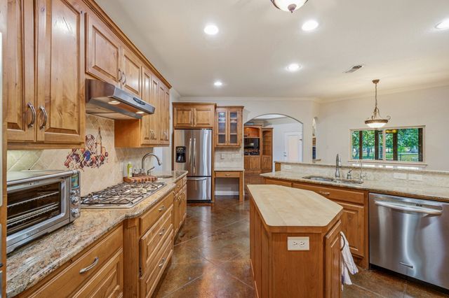 910 Mallard Pointe Drive, Granbury, TX 76049