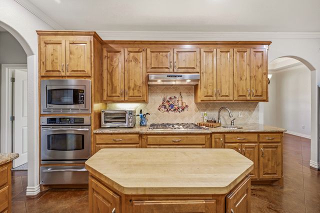910 Mallard Pointe Drive, Granbury, TX 76049