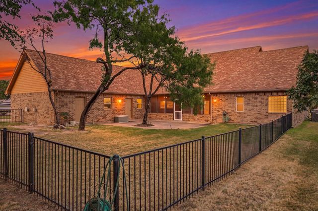 910 Mallard Pointe Drive, Granbury, TX 76049