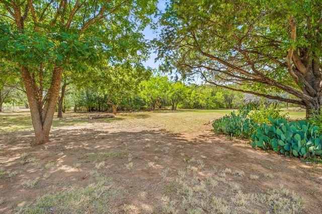 910 Mallard Pointe Drive, Granbury, TX 76049