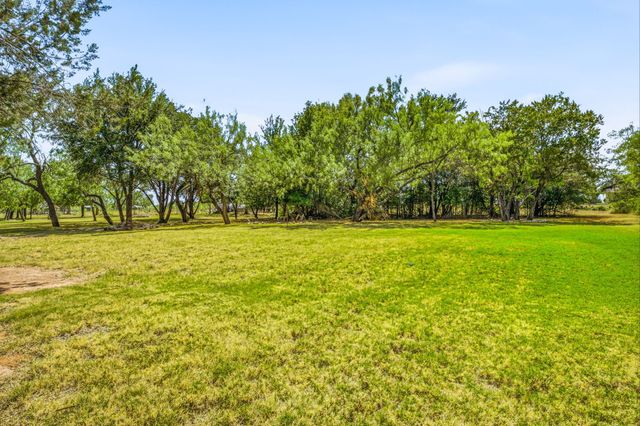 910 Mallard Pointe Drive, Granbury, TX 76049