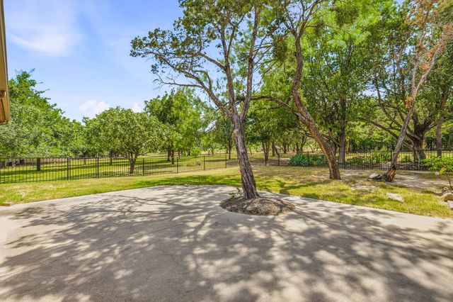 910 Mallard Pointe Drive, Granbury, TX 76049