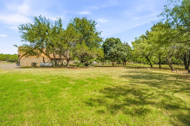 910 Mallard Pointe Drive, Granbury, TX 76049