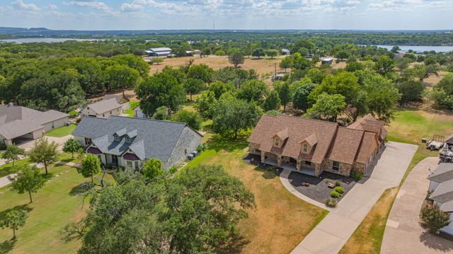 910 Mallard Pointe Drive, Granbury, TX 76049