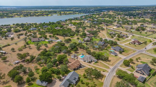 910 Mallard Pointe Drive, Granbury, TX 76049