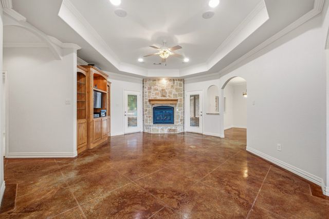 910 Mallard Pointe Drive, Granbury, TX 76049