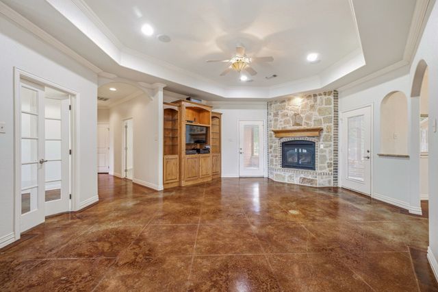 910 Mallard Pointe Drive, Granbury, TX 76049