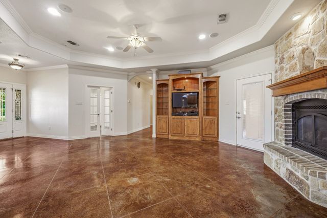 910 Mallard Pointe Drive, Granbury, TX 76049