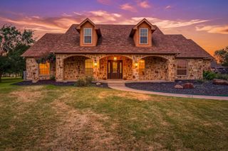 910 Mallard Pointe Drive, Granbury, TX 76049
