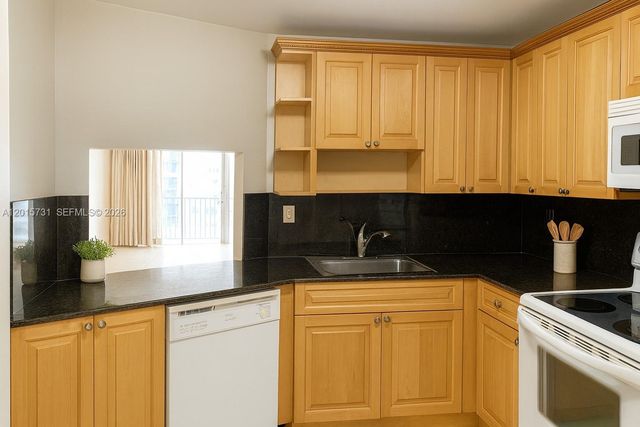 1750 NE 191st St 816-3, Miami, FL 33179
