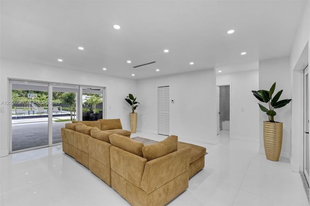15230 NE 2nd Ave, Miami, FL 33162