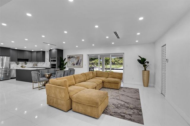 15230 NE 2nd Ave, Miami, FL 33162