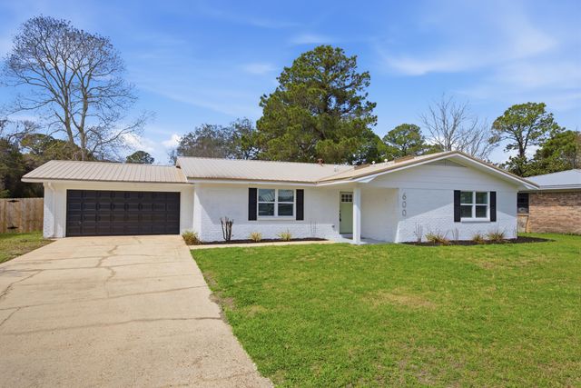 600 Burgundy Lane, Fort Walton Beach, FL 32547