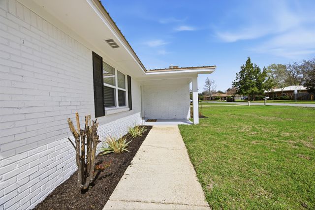 600 Burgundy Lane, Fort Walton Beach, FL 32547