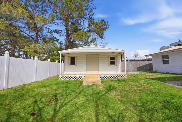 600 Burgundy Lane, Fort Walton Beach, FL 32547