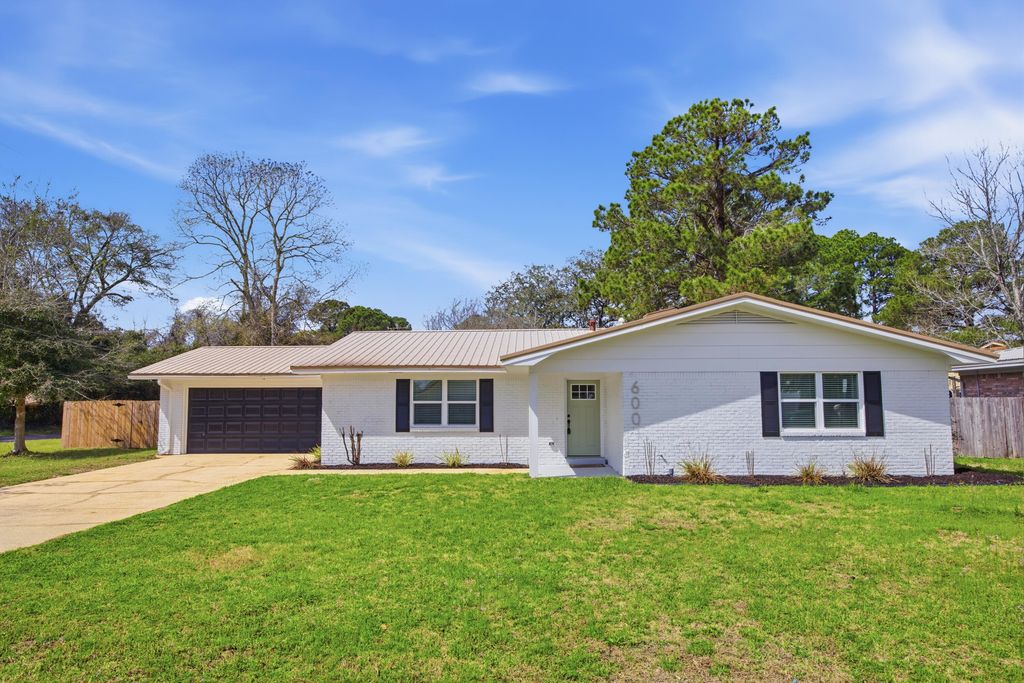 600 Burgundy Lane, Fort Walton Beach, FL 32547