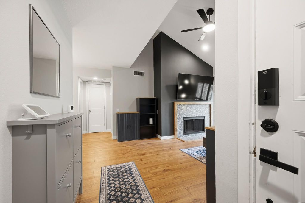 1860 White Oak Drive 242, Houston, TX 77009