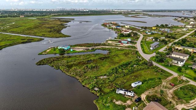 4808 Bayou Lane, Hitchcock, TX 77563