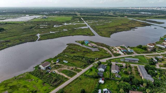 4808 Bayou Lane, Hitchcock, TX 77563