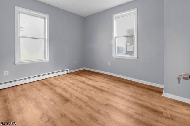 95 1St St, Elizabeth City, NJ 07206