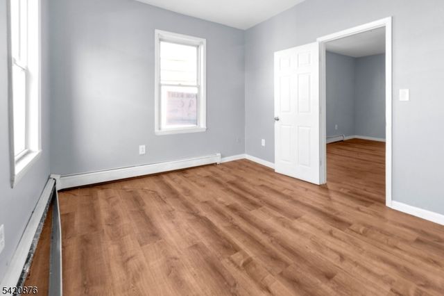 95 1St St, Elizabeth City, NJ 07206