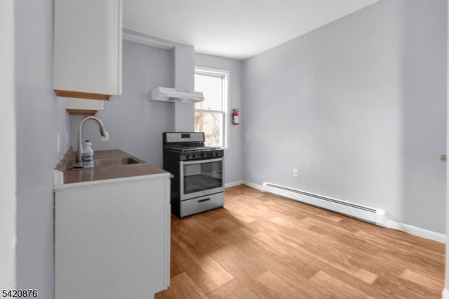 95 1St St, Elizabeth City, NJ 07206