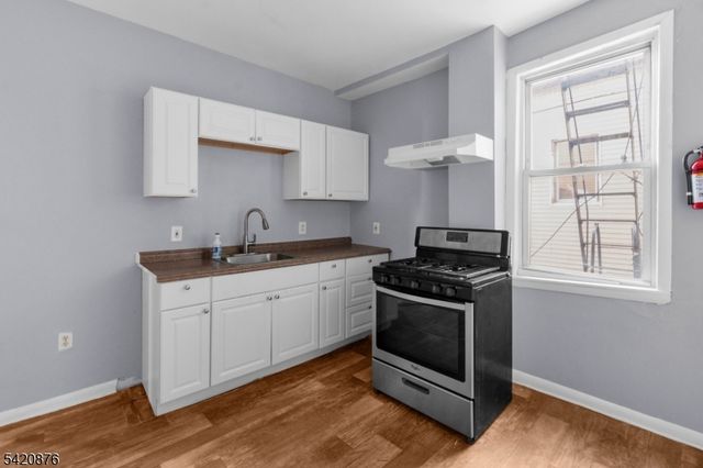 95 1St St, Elizabeth City, NJ 07206