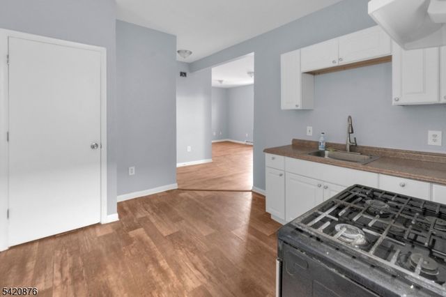 95 1St St, Elizabeth City, NJ 07206