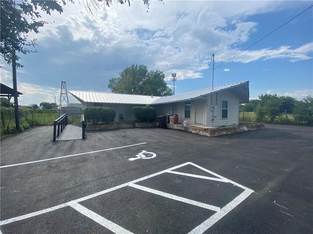 1405 S Commerce ST, Lockhart, TX 78644