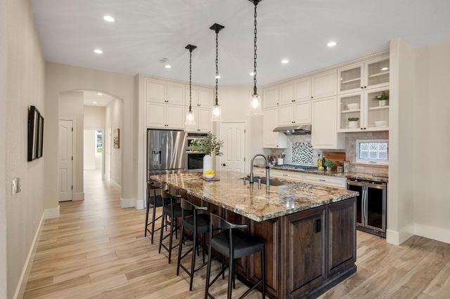 201 Heredia Ct, Roseville, CA 95747