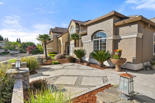 201 Heredia Ct, Roseville, CA 95747