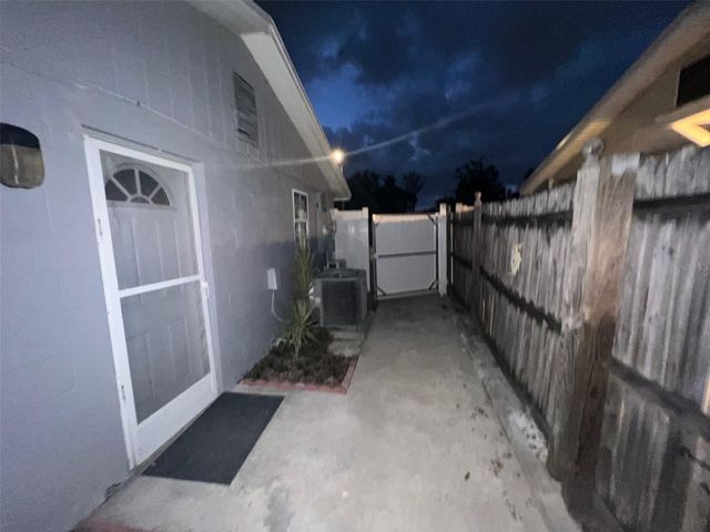 6439 WILLOW WOOD LANE, Tampa, FL 33634