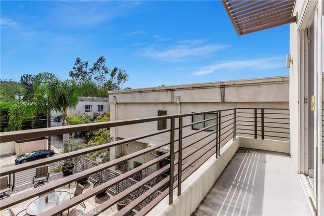 11851 Laurelwood Drive 102, Studio City, CA 91604