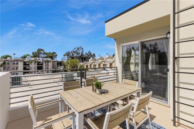 11851 Laurelwood Drive 102, Studio City, CA 91604